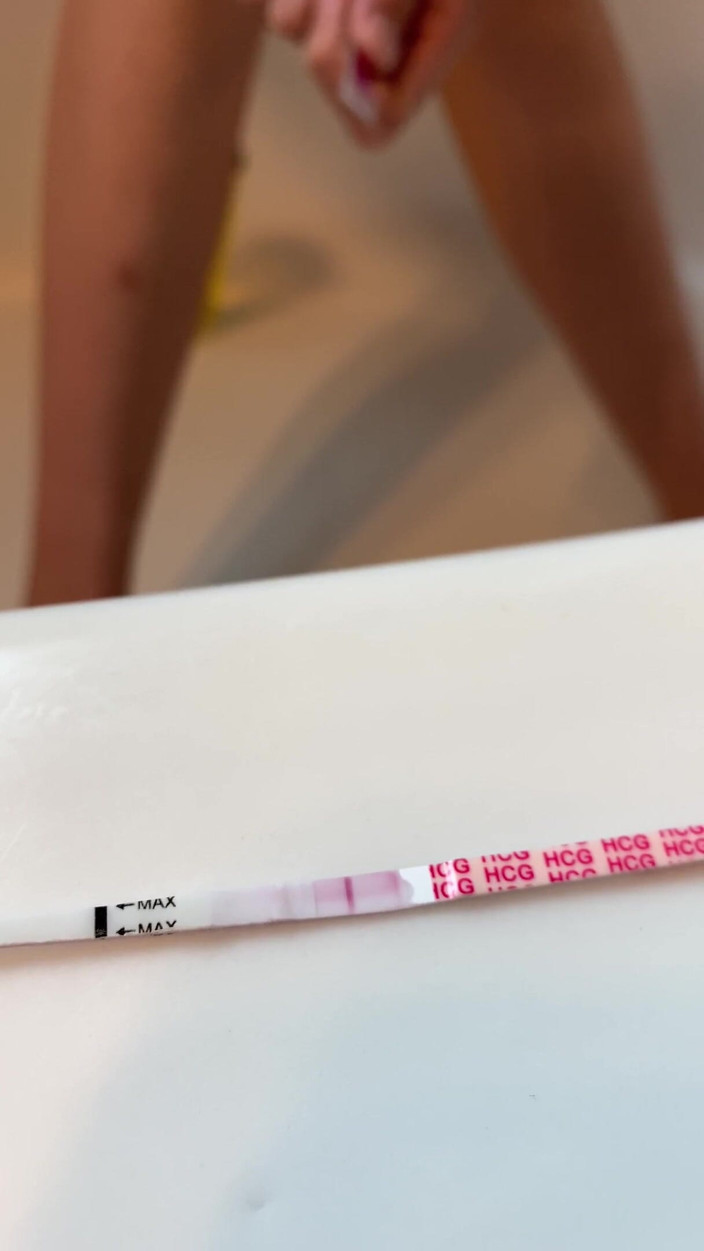 Priscilla Johnson: Těhotná Priss čůrá a dělá těhotenský test