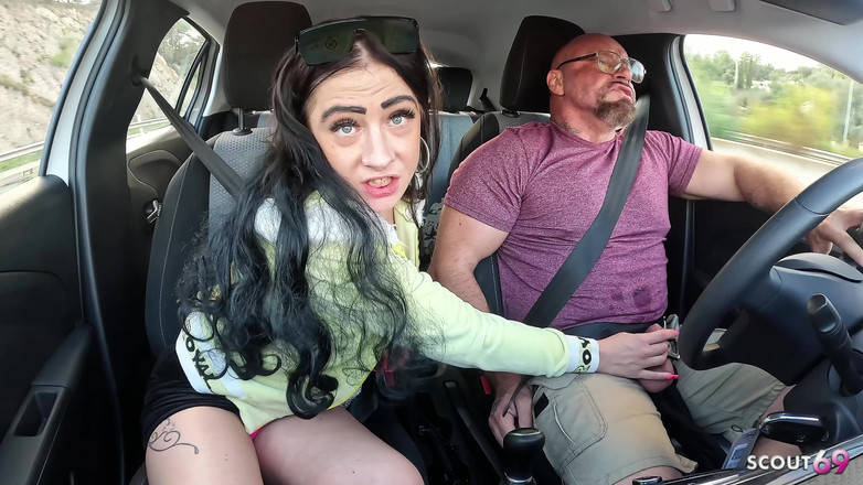 Scout69: Puta suja pega por velho e dá a ele uma...