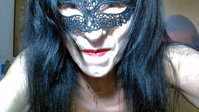 WEBREGINETTA2023: पेशाब करते हुए पेंटीहोज खड़ा है