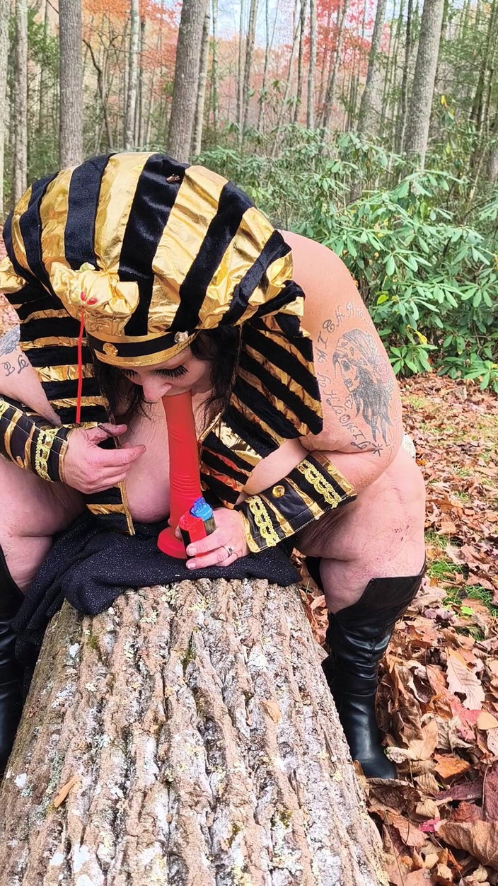 HerculesnVENUS: Sie hat im wald einen Dildo gefunden, wird sie frech...