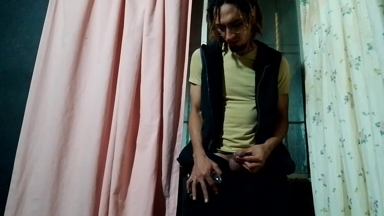 Raba erre elle: 在窗边玩耍的成人：raba Erre