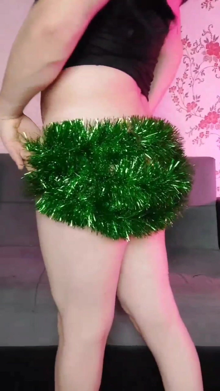 Kitty_Cross: Deslumbrante Femboy jogando sob brilho colorido de neon