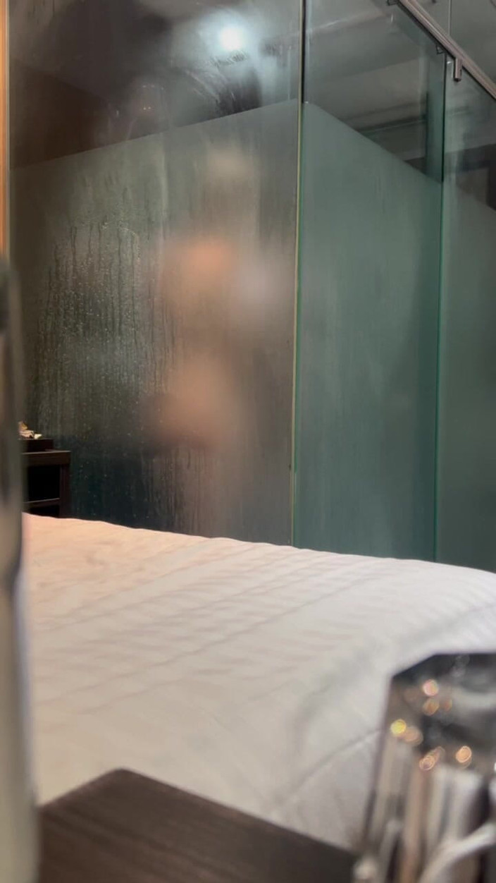 Em Yang: Tajná kamera v mém hotelovém pokoji