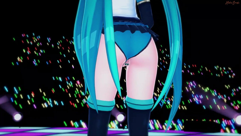 Hentai Smash: Hatsune Miku пестить себе пальцями в прямому ефірі на сцені, а потім отримує трах у відео перед натовпом. Хентай