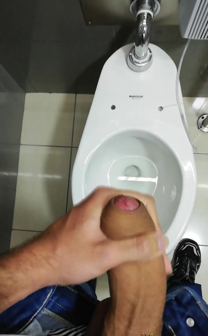 Camilo Brown: Jerking off in the mall bathroom