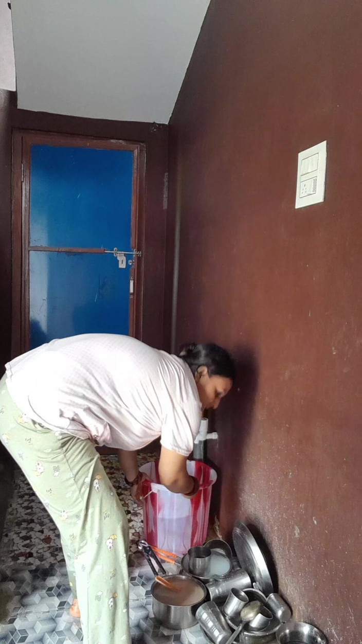 Puja555: Puja bhabhi Morning blog pulizia scena bagno casa