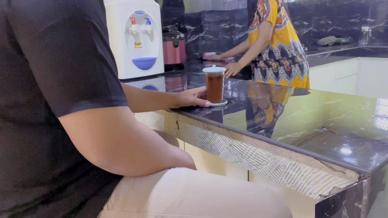 Nadalyne: Pembantu rumah yang suci digoda oleh bos semasa puan keluar...