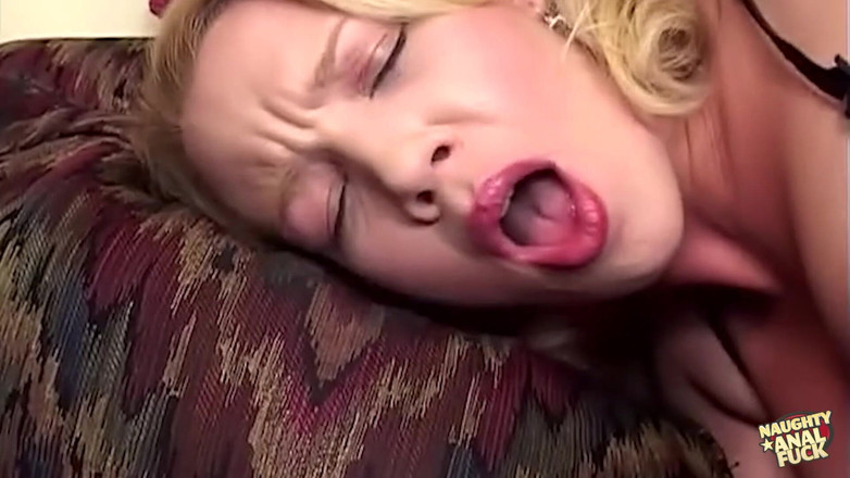 Naughty anal fuck: 当男人的鸡巴在她的菊花里时，她把一根假阳具塞进她的阴户