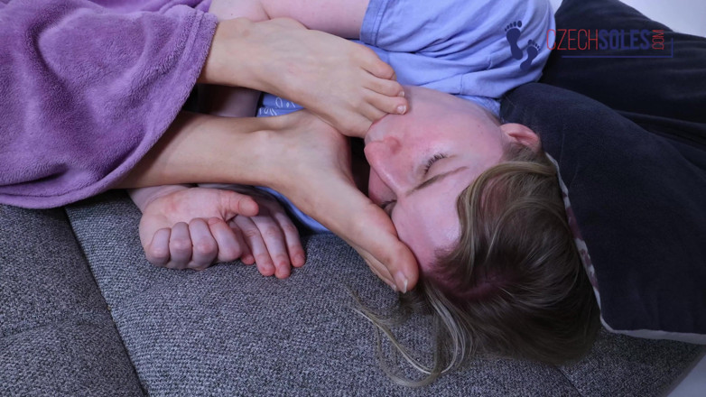 Czech Soles - foot fetish content: लड़की पैर पर पूजा और बिस्तर में महक रही है