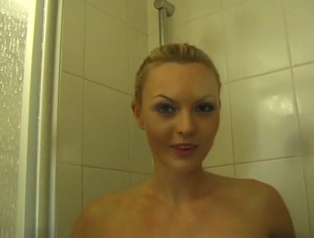 Flash Model Amateurs: Blonde beauty rubs her bush in the bathroom