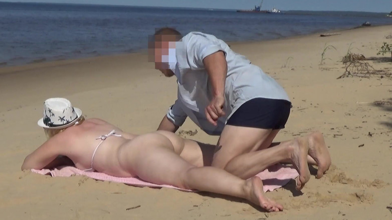 StrongSrg: Bekanntschaft einer MILf am strand, komplettes video