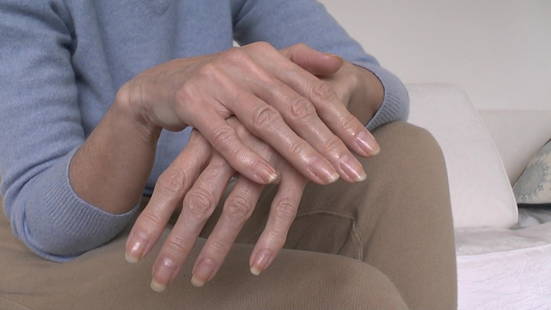 Lady Victoria Valente: 美しく優雅な手と爪はレディ・ヴィクトリア・ヴァレンテから贈られます