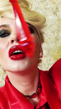 Baci di halloween con il rossetto rosso
