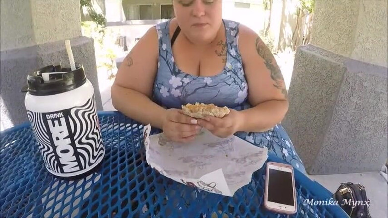 BBW Pleasures: Ssbbw eet enorme burrito bij het zwembad