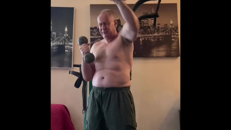 Alex Art: 강한 남자가 훈련 후 자위함