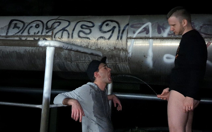 GayKinkCouple: 在树林里撒尿