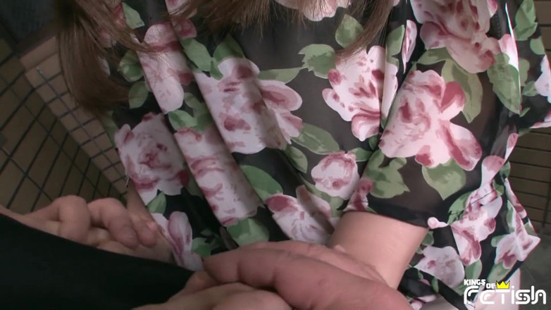 Pure Japanese adult video ( JAV): Mooie Japanse babe pijpt een man met harige pik vóór...