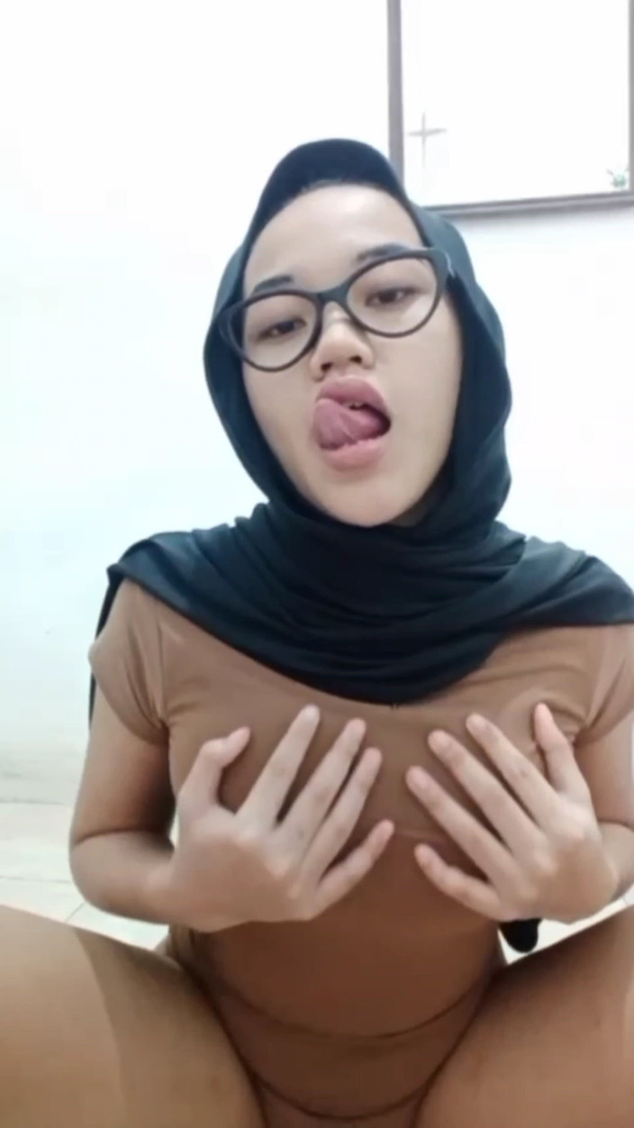 Jilbab69: Возбужденная мастурбация в хиджабе до влажности