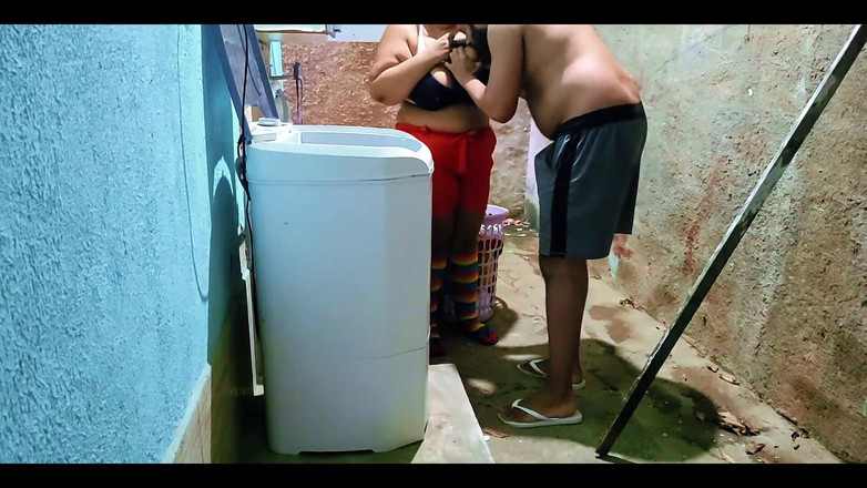 Jeanne Welsh: （素人）继父在后院操他的继女，并在她的嘴里射了两次。