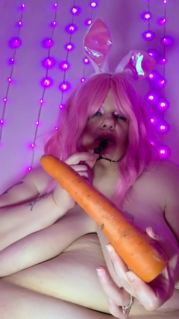 LustyPeachesofSin: It Doesn't Have to Be Easter to Enjoy a Carrot