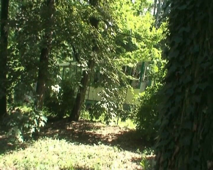 Dirty fantasy: Tânăra blondă își oferă pizda unui bătrân înfiorător din parc