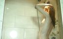 Flash Model Amateurs: Pequeña rubia tetona tomando una ducha