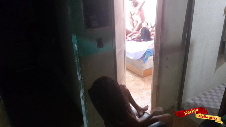 Karinamello: Ik betrapte mijn stiefzus en stiefvader op seks en stond...