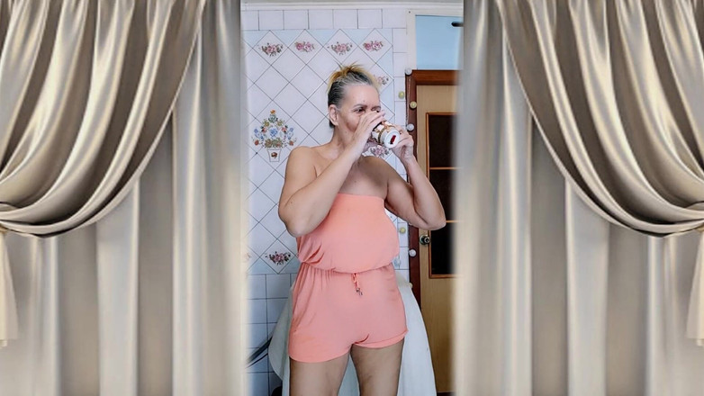 Lukerya: Літня домогосподарка Лукеря на кухні. Веселий флірт