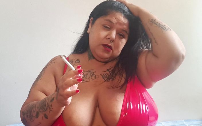 Mary Jhuana: Fumando Com Peitos De Fora