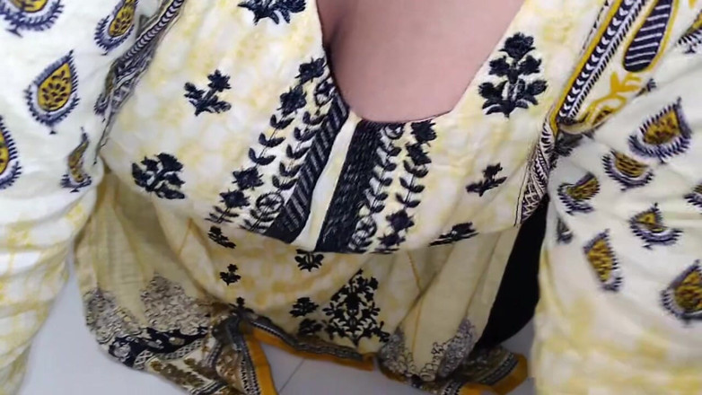 Aria Mia: Pantat bahenol pembantu super semok india dientot habis-habisan sama bos...