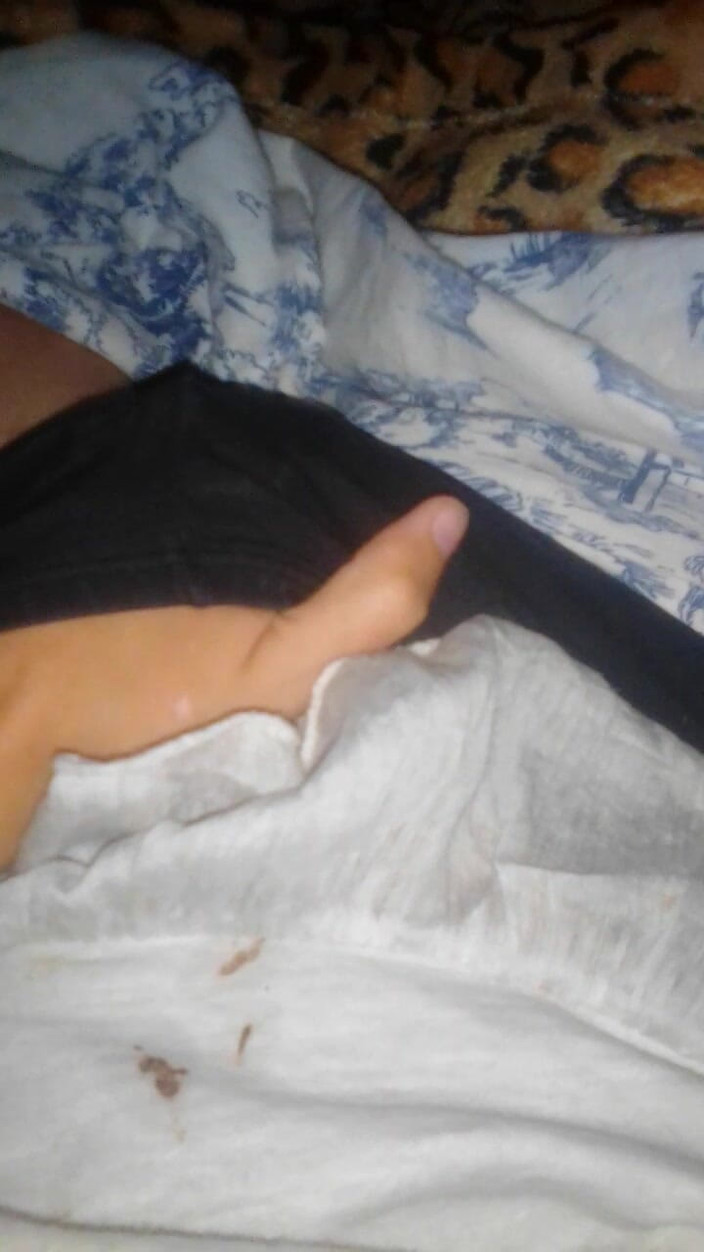 Lesbian-illusion: 내 앞에서 내 계부가 컴퓨터에서 게임을 하고 있는데, 나는 담요 아래에서 내 보지를 자위하고 있어