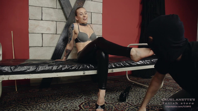 Cruel Anettes fetish world: Worshipping Anette's foot