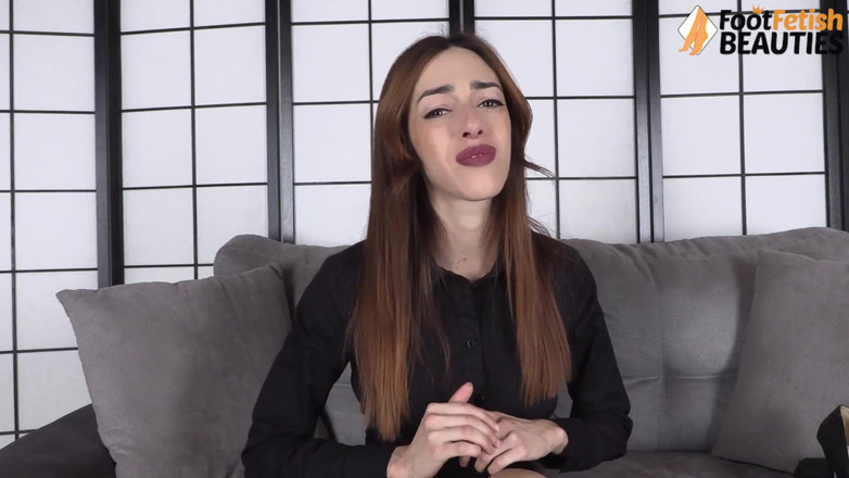 Foot Fetish HD: Provocación juguetona muestra sus diferentes zapatos para usar en sus...