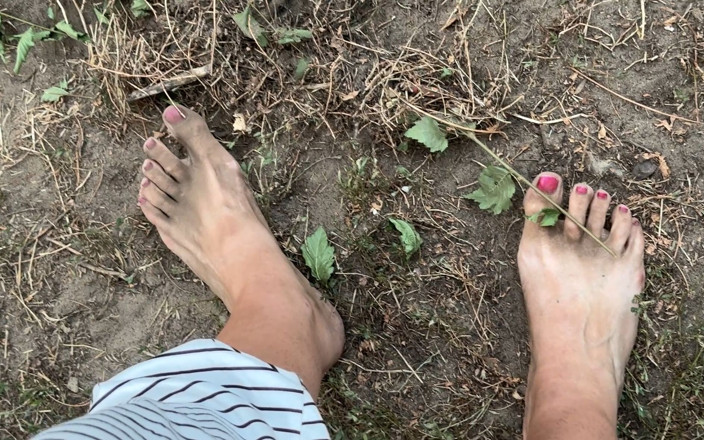 Cuteblonde666: Dirty Feet in the Garden