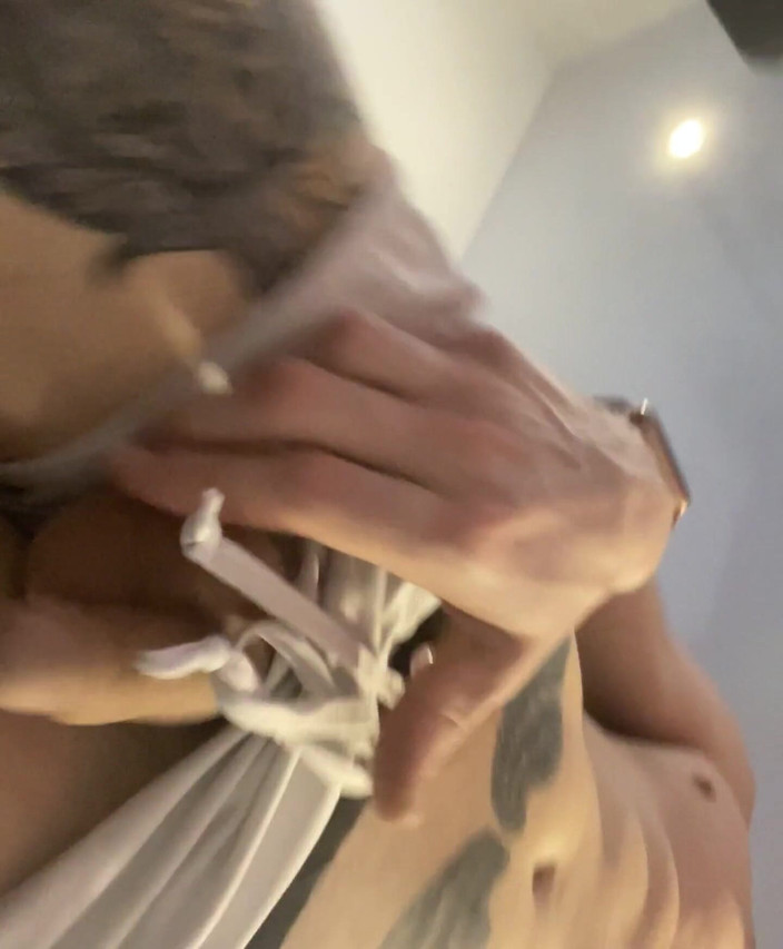 Falcon Al: 벌거벗은 후장과 자지로 러닝머신을 걷는 중