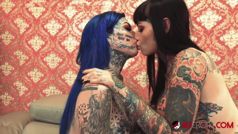 Alt Erotic: Tiger Lilly fucks Amber Luke with a strapon