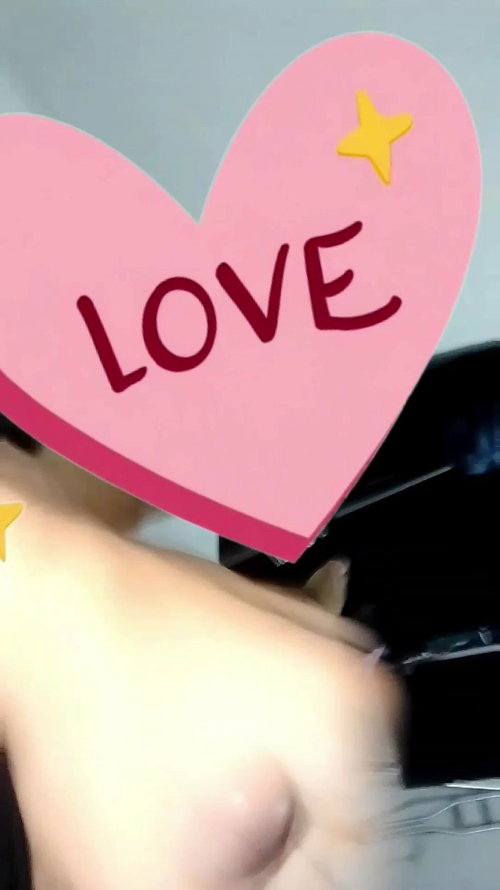 DamiPe: 彼は私のチンポを取り出し、私はオナニーします