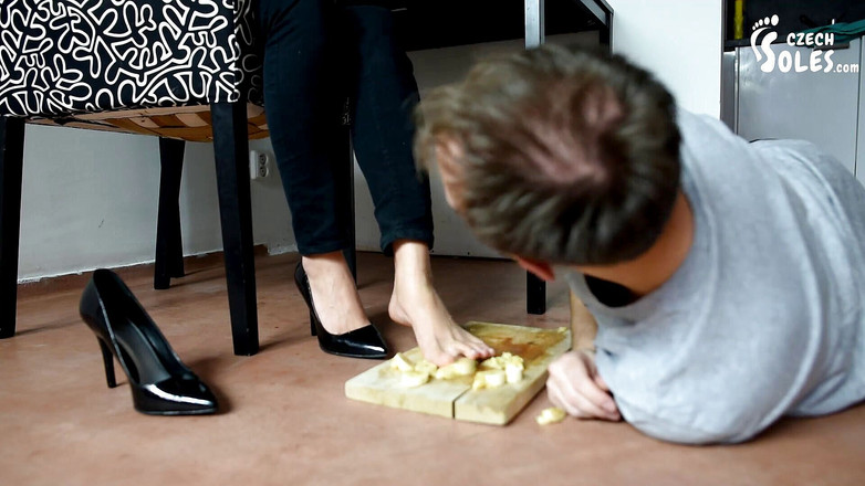 Czech Soles - foot fetish content: Ragazzo informatico umiliazione del piede, adorazione delle scarpe e alimentazione...