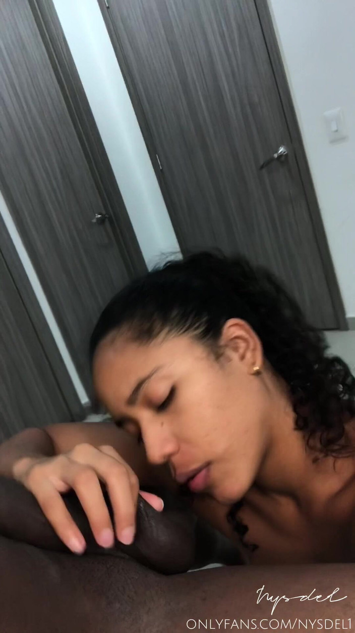 Nysdel: Si Dia merakam dirinya dalam swafoto memberikan kawannya blowjob untuk...