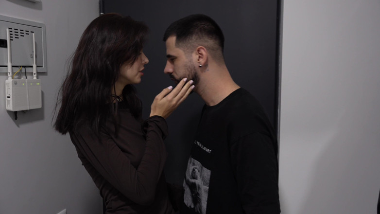 JDxBella: Bella face sex în fund cu un strap-on