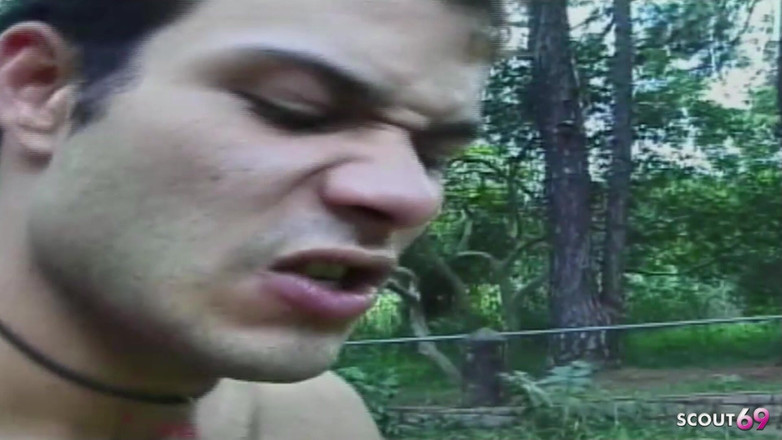 Shemale TS Collection: Sıska latin travesti yürürken erkekler tarafından anal sikiliyor