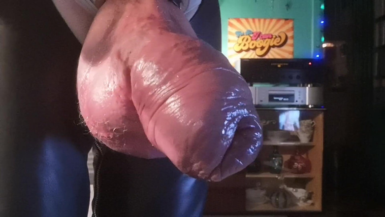 Monster_Meat_: 淫荡的抽插游戏加上穿着内衣与皮革小伙子的隆起表演