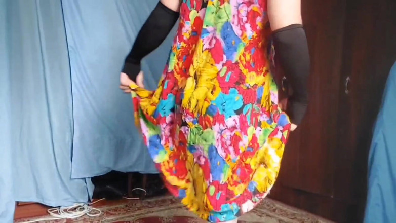 Kitty_Cross: 可爱的在微风中稍微抬起裙子