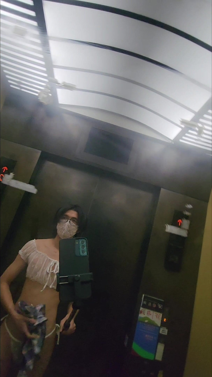 NotAFuta: 버려진 건물의 노출증