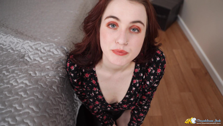 DownblouseJerk: Tette con piercing vivace - JOI