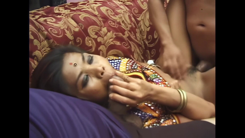 The Swingers & CO.: ホットなインドのスラットが乱れたフェラチオをしてから激しいセックスを