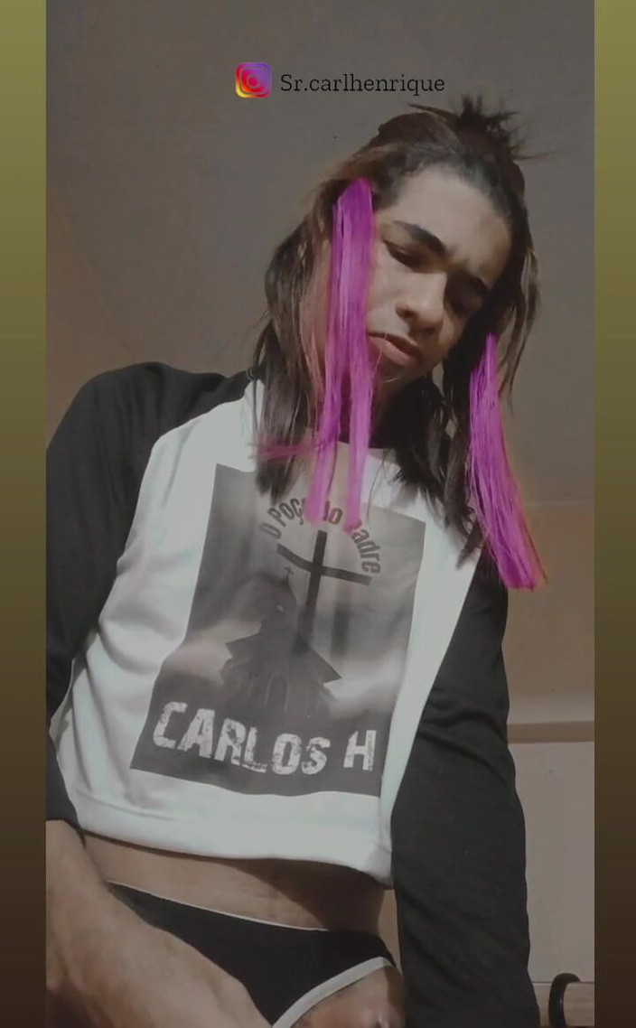 Carlos Henrique: Carlos Henrique verleidelijk genietend van slipje