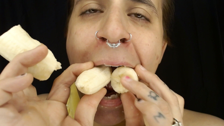 Abby Anna: Zlobivá fetiš banana piercings velké rty
