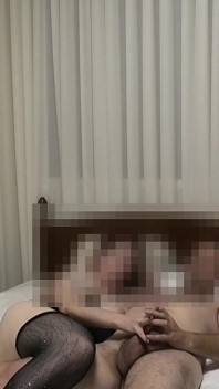Leo laat Mari zien hoe ze hem moeten aftrekken en dan allebei een orgasme hebben