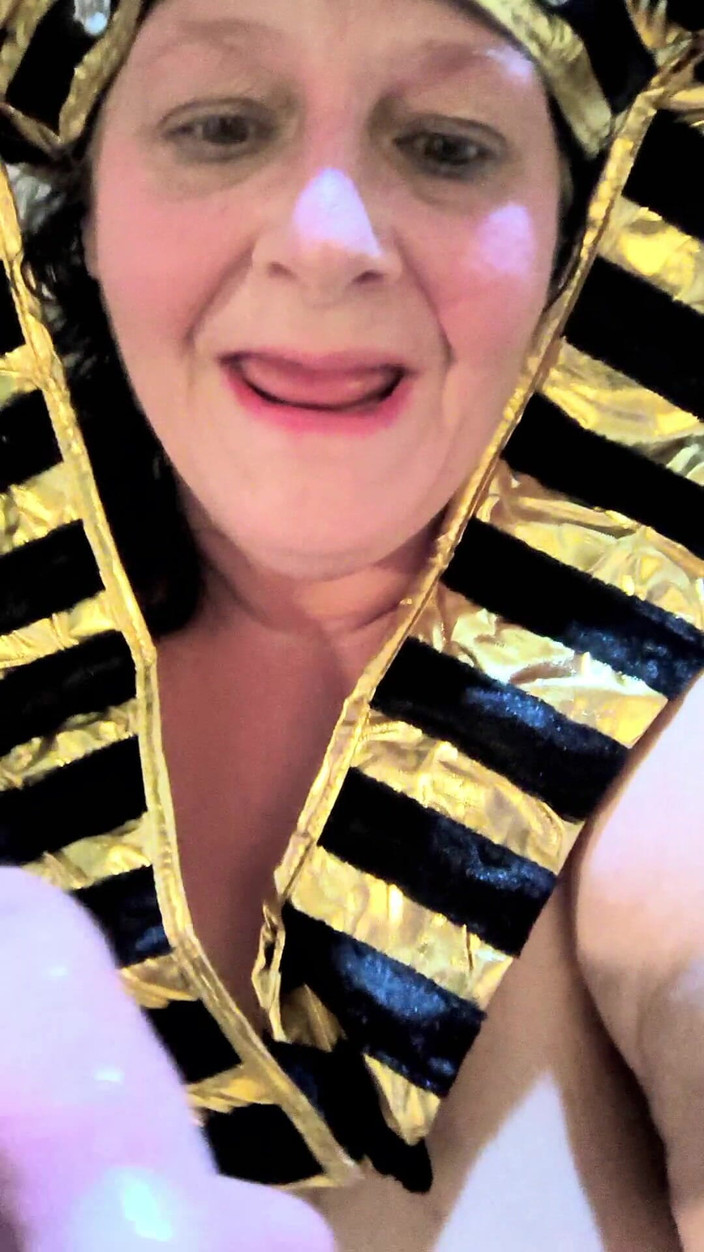 HerculesnVENUS: Chorros en un cubo lleno su polla dura viendo babeo